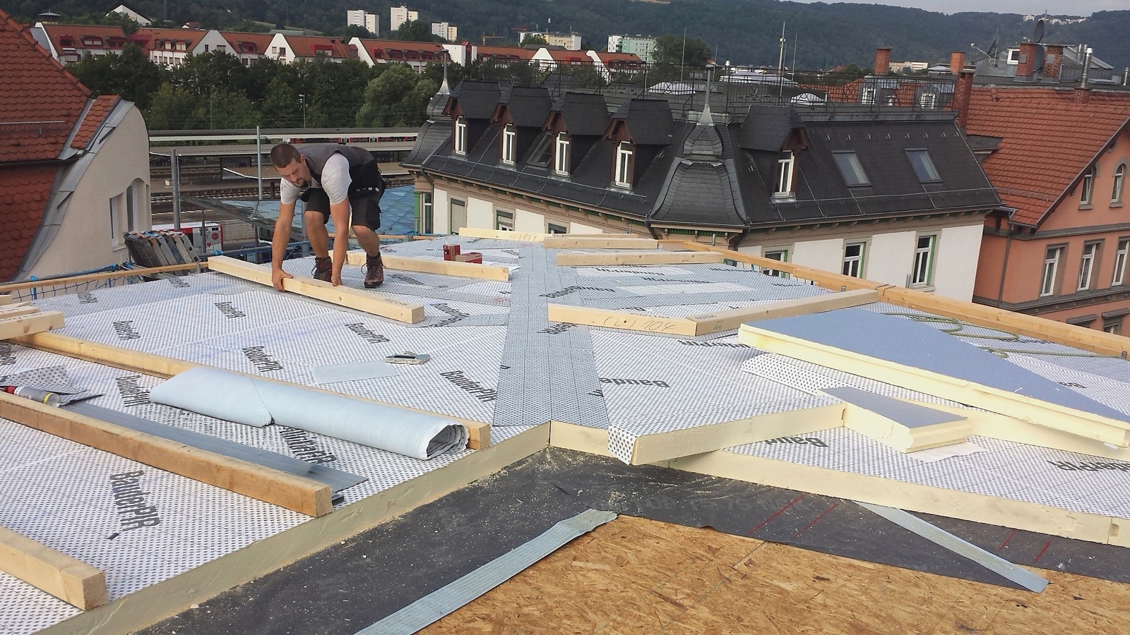 Dacharbeiten von E. Scharpf auf der Baustelle