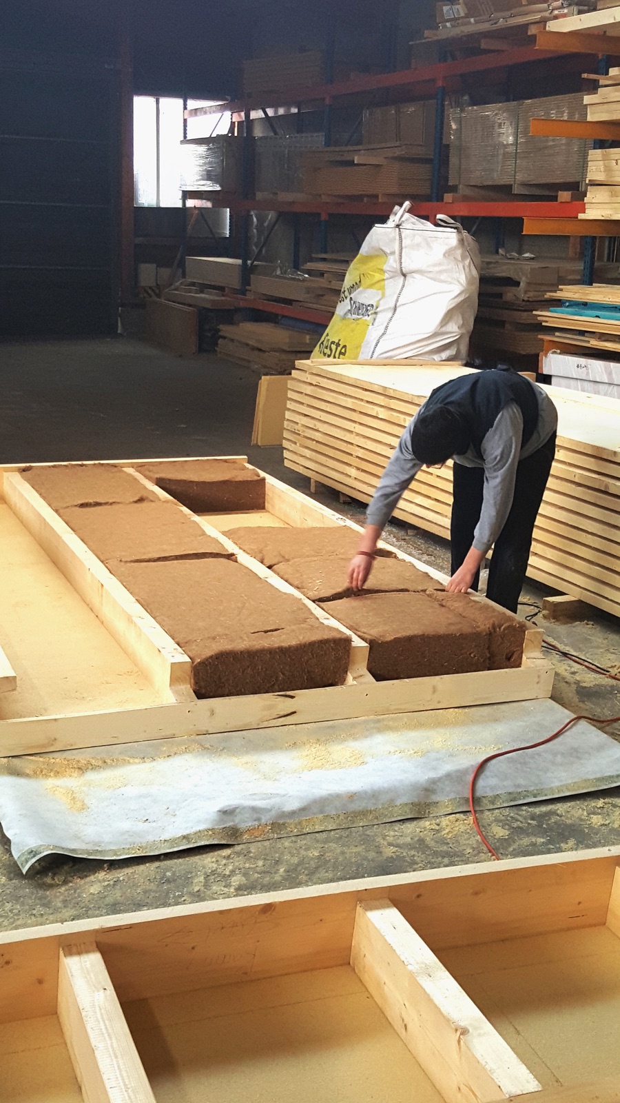 Vorfertigung von Holzbauteilen in der Werkhalle